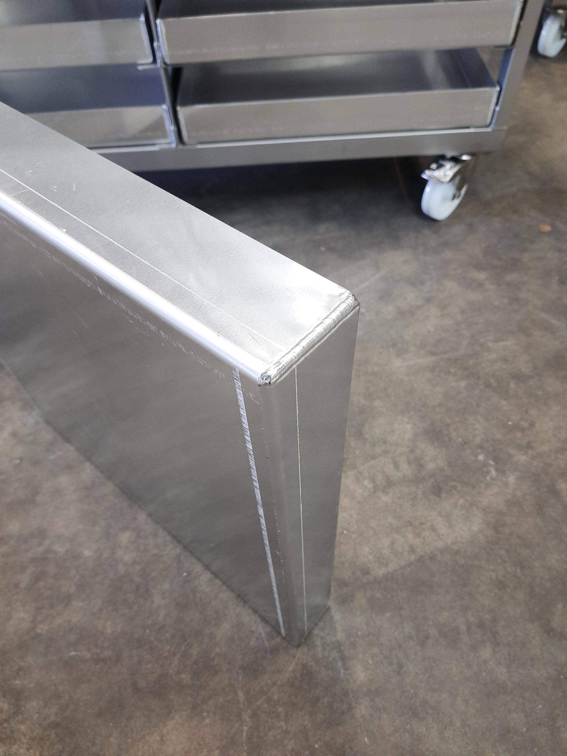 Chariot en inox avec plateau en aluminium alimentaire